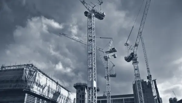 Grúas torre sobre un edificio en construcción
