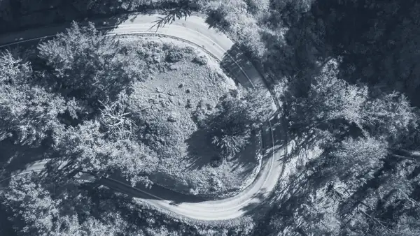 Carretera de montaña vista desde el aire